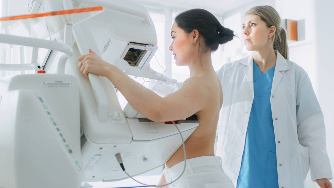 Nicht alle Frauen, denen es zusteht, nehmen das Angebot für ein Brustkrebs-Screening regelmäßig wahr. / Foto: Adobe Stock/Gorodenkoff Productions