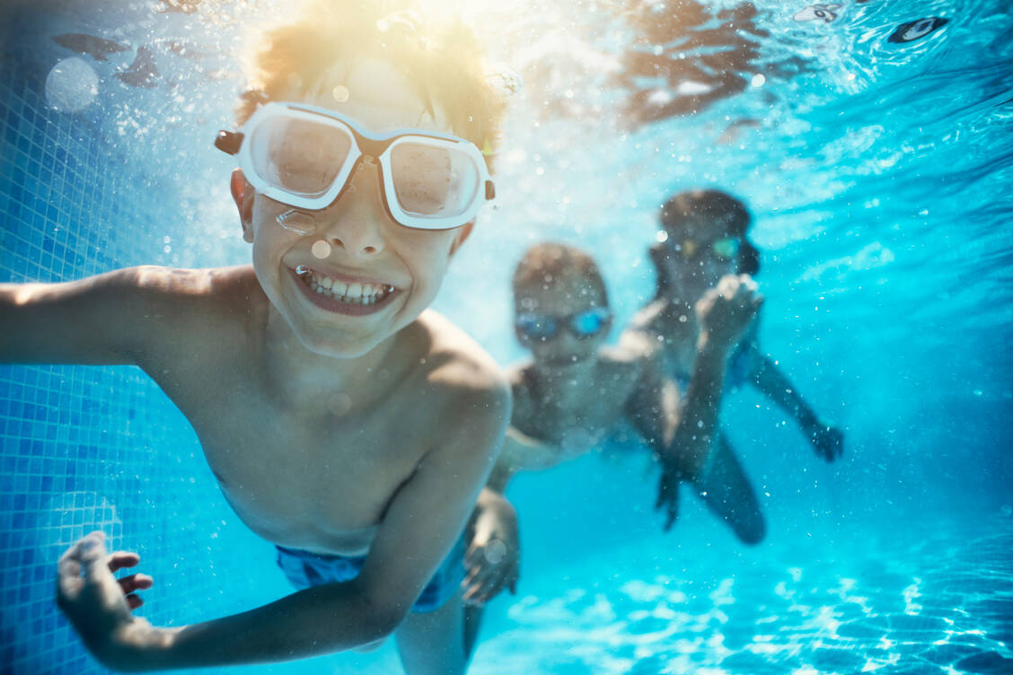 Häufigste Ursache für eine Gehörgangentzündung ist der Schwimmbadbesuch. / Foto: Getty Images/Imgorthand
