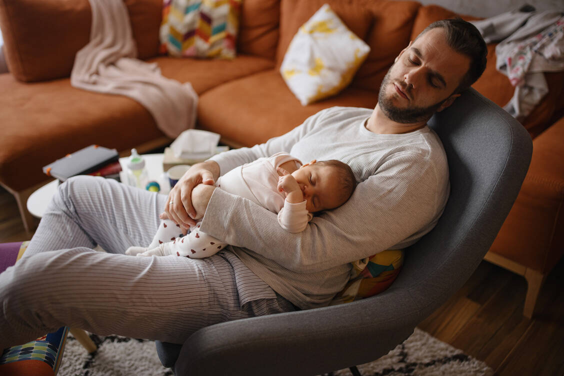 Freude, überwältigende Liebe, aber auch Überfordertsein, Unsicherheit, vielleicht ein Hauch von Eifersucht, Schlafmangel: Auch für Väter ist das Wochenbett eine Zeit voller Emotionen. / Foto: Getty Images/Anchiy