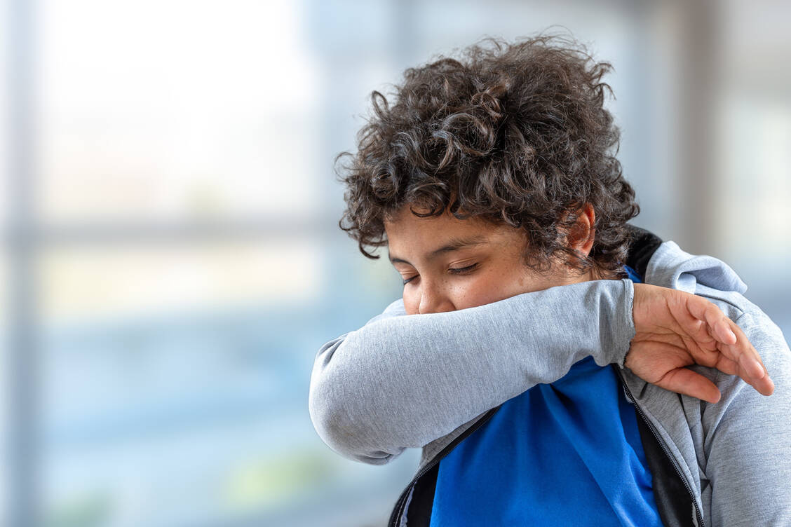 Die Impfung gegen Keuchhusten sollte regelmäßig erneuert werden. Doch vielen Jugendlichen scheint der Schutz zu fehlen. / Foto: Adobe Stock/JPC-PROD