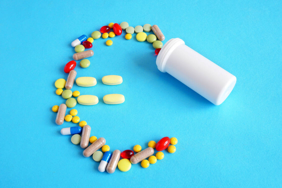 Sparen am falschen Ende: Rheumatologen müssen immer wieder darum kämpfen, dass Patienten mit seltenen Erkrankungen wirksame Medikamente erstattet bekommen. / © Adobe Stock/lesslemon