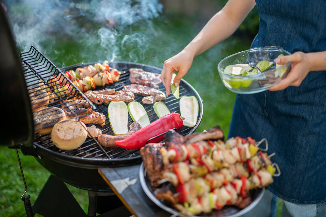 Wer gerne grillt, sollte vermeiden, dass dabei gesundheitsschädliche Stoffe entstehen. / © Getty Images/ArtistGNDphotography
