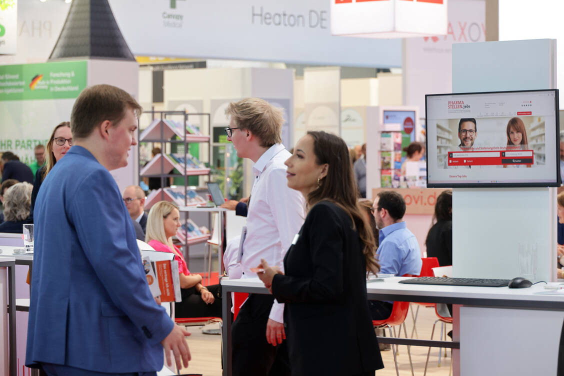 Austausch untereinander ist eine der großen Stärken der Expopharm. Davon profitieren auch Verbände wie der BVpta. / © PZ/Alois Müller