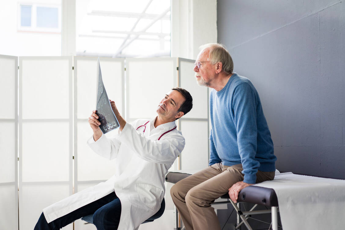 Der aufgeklärte, informierte Patient trifft gemeinsam mit dem Arzt die Entscheidung über alle Therapieschritte – so sieht zumindest die Idealvorstellung der Arzt-Patienten-Kommunikation aus. / Foto: Getty Images/Westend61