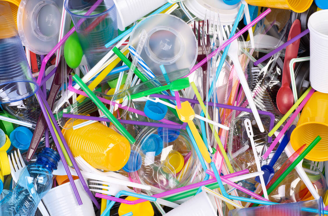 Weichmacher sorgen dafür, dass der Kunststoff elastisch und bruchfest ist. / Foto: Adobe Stock/photka