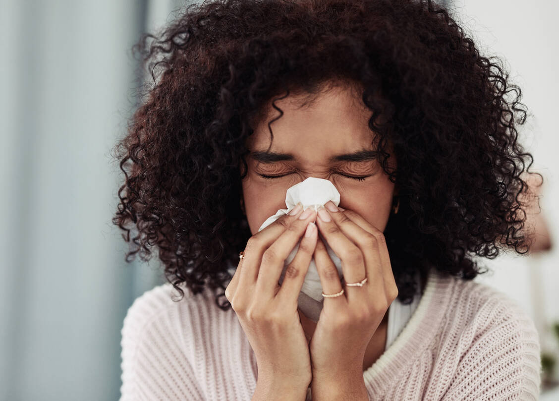 Eine laufende Nase kann zweierlei bedeuten: eine Erkältung, aber auch eine Allergie. / Foto: Getty Images/LumiNola
