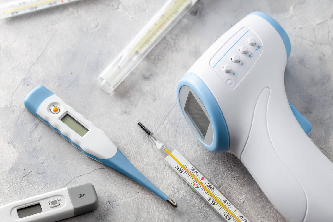 Glasthermometer, digitale Thermometer, Ohr- oder Stirnthermometer: Für die Fiebermessung gibt es verschiedene Varianten. Doch nicht jede eignet sich für jedermann.  / Foto: Adobe Stock / adragan