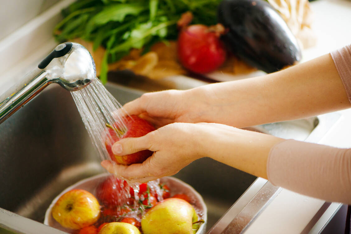 Infektionen vorbeugen: Rohes Obst und Gemüse sollte man vor dem Verzehr mit warmen Wasser gründlich waschen und kräftig abreiben. / © Adobe Stock/Alextype