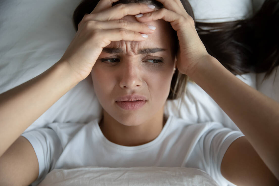 Den ganzen Tag mit Migräne im Bett bleiben? Das muss nicht sein. In vielen Fällen lassen sich Migränekopfschmerzen gut behandeln. / © Getty Images/fizkes