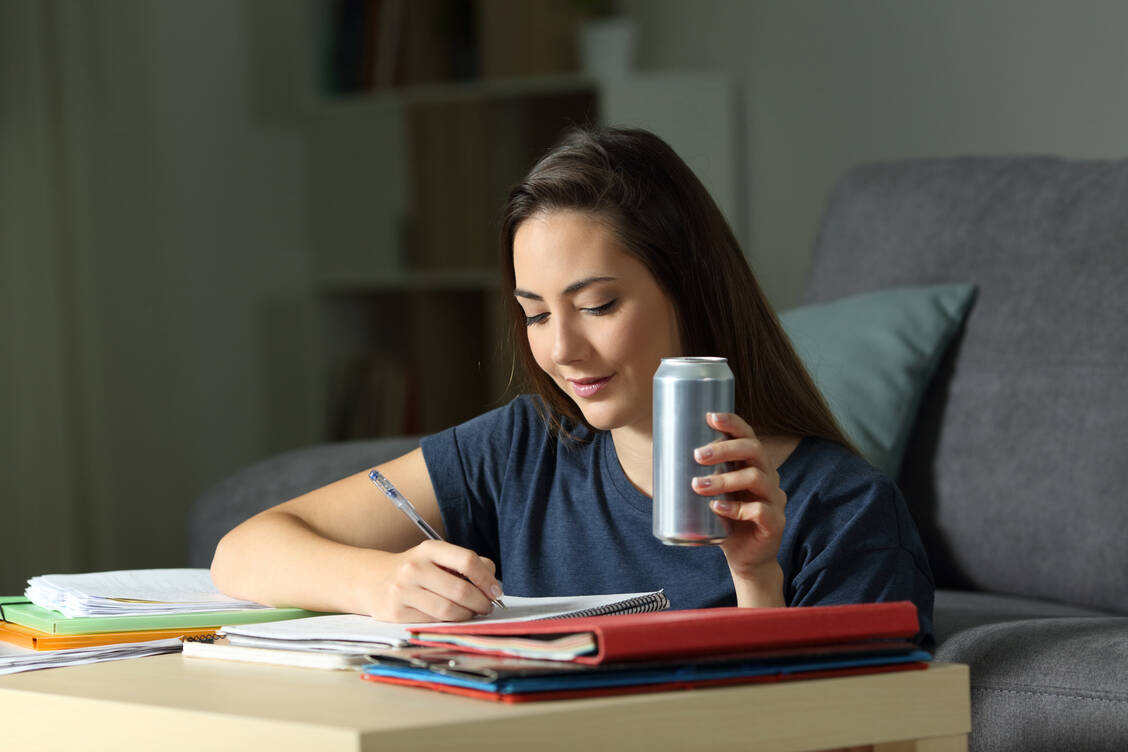Trendgetränk: Besonders bei Jugendlichen sind Energydrinks beliebt. / Foto: Adobe Stock/Antonioguillem