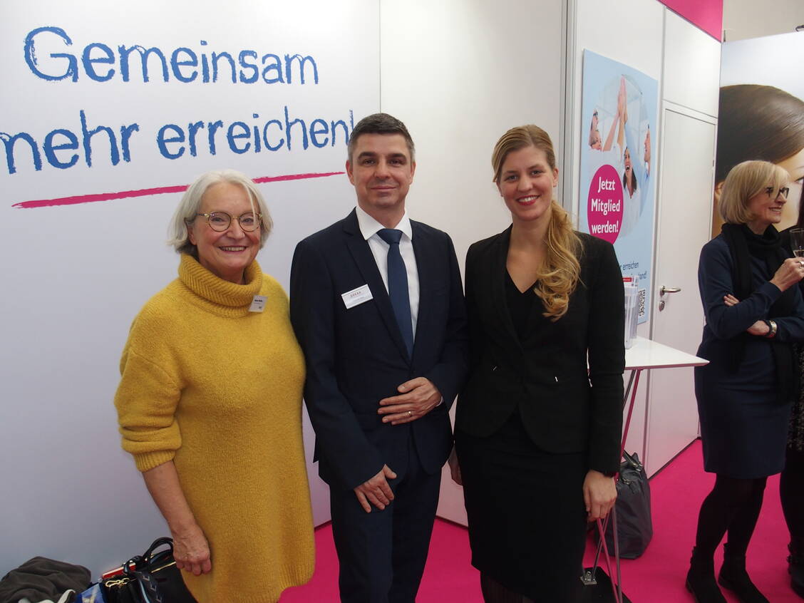 Adexa-Vorstand Andreas May mit der langjährigen BVpta-Bundesvorsitzende Sabine Pfeiffer van Rijwijk und ihrer Nachfolgerin Katja Hennig (rechts) / Foto: sjo/Adexa
