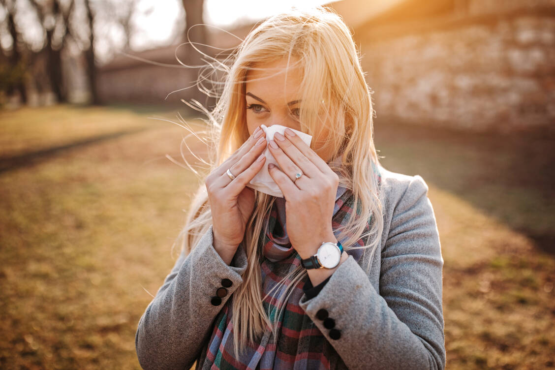 Erkältung oder Allergie: Die Jahreszeit bietet keinen Anhaltspunkt zur Unterscheidung, denn Allergien treten inzwischen ganzjährig auf / Foto: Getty Images/bojanstory