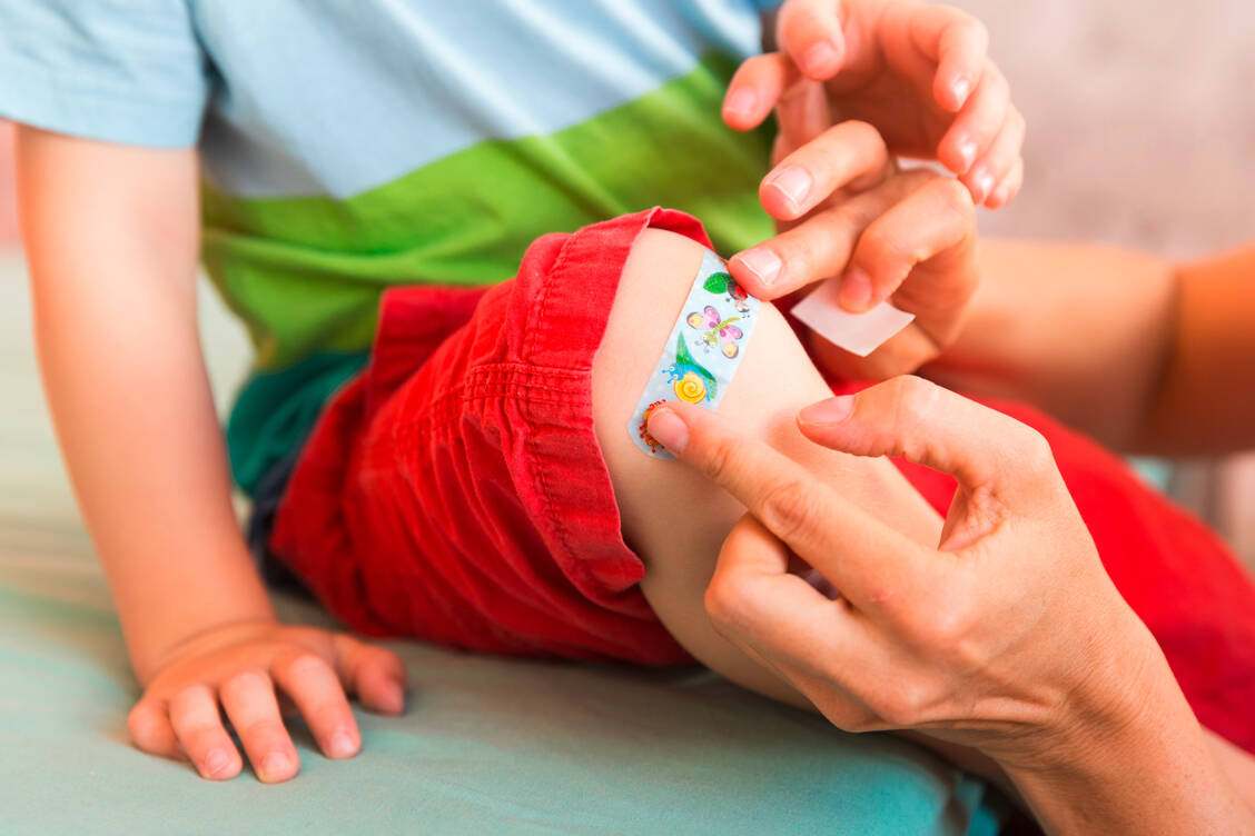 Schnell ist von Kindern mal das Knie aufgeschürft: Forscher aus Zürich haben jetzt detailliert aufgeklärt, wie die Wunde heilt. / Foto: Adobe Stock/cicisbeo