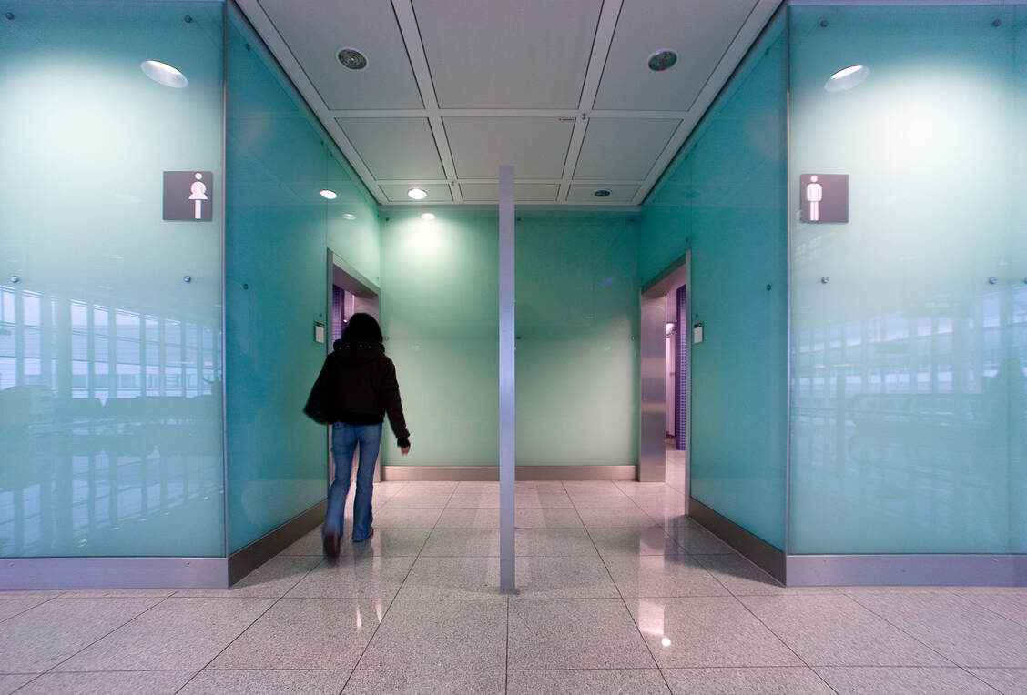 Wie gefährlich sind öffentliche Toiletten wirklich? / © Getty Images/Goldhafen