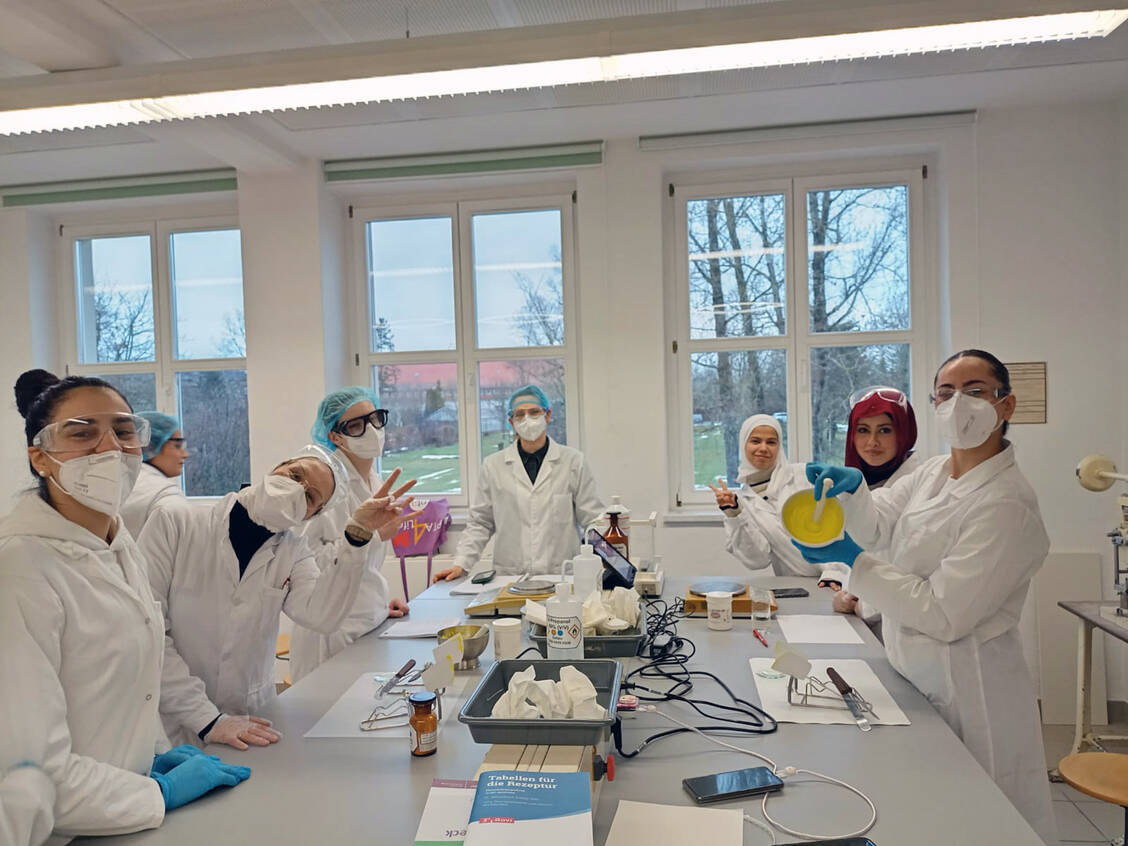 Im Labor der Ruth-Pfau-Schule stellten die PTA-Schülerinnen und -Schüler Glucocorticoid-haltige Rezepturen her.  / © Sarah Kiemen