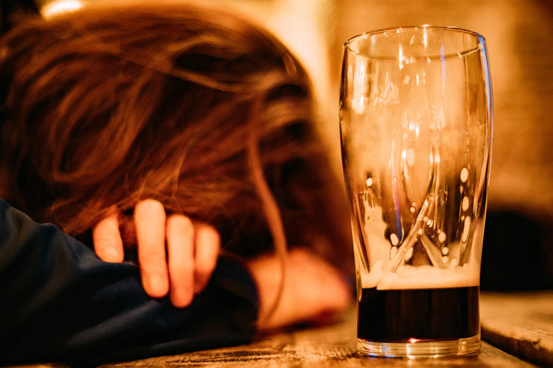 Bei einer Alkoholsucht ist es wichtig, dass Betroffene ihre Erkrankung erkennen und sich professionelle Unterstützung holen. / © Getty Images/Basak Gurbuz Derman