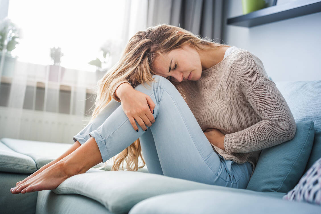 Patienten mit dyspeptischen Beschwerden leiden nach dem Essen häufig unter Völlegefühl, Bauchschmerzen oder Übelkeit. / Foto: AdobeStock/leszekglasner