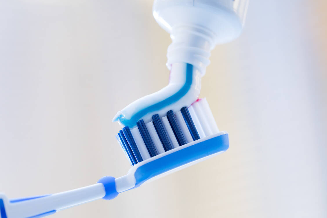 Auch wer richtig Zähneputzen einmal gründlich gelernt hat, macht es irgendwann falsch. / Foto: Adobe Stock/cristovao31