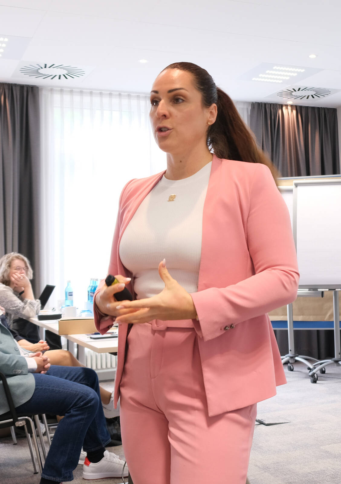 Lisa Hassenzahl ist Wirtschaftswissenschaftlerin, Certified Financial Planner (CFP) und Geschäftsführerin der Her Family Office GmbH – und Expertin auf dem Gebiet der Finanzberatung für Frauen. / © Adexa