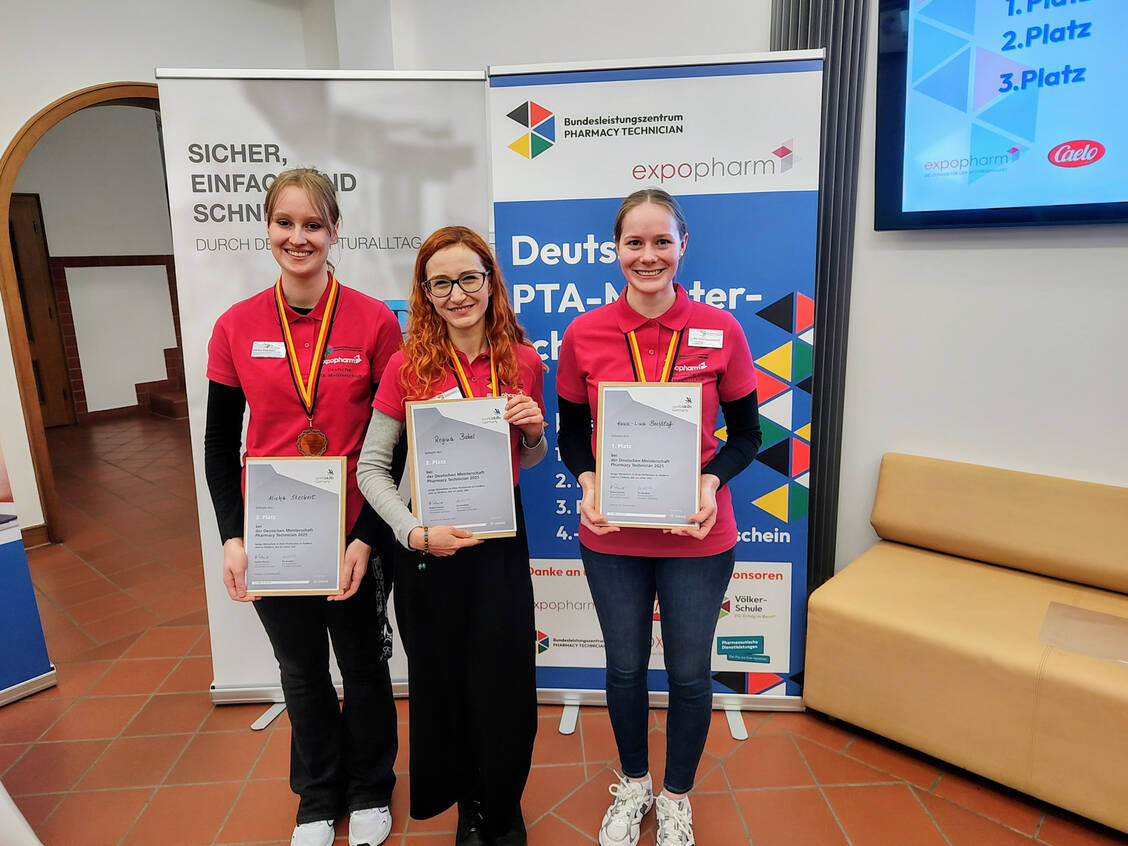Die drei ersten Plätze (von rechts nach links): Anna-Lina Bechtloff aus Niedersachsen, Regina Babel aus Bayern, Alisha Steckert aus Thüringen. / © PTA-Forum/Juliane Brüggen