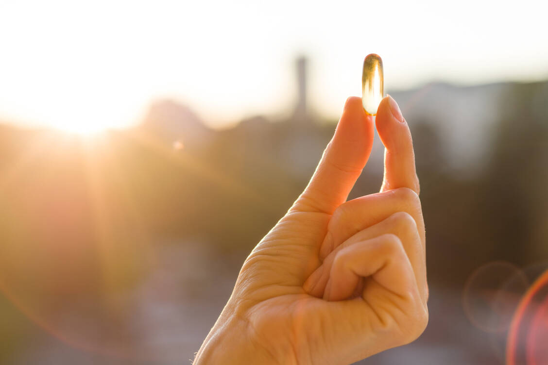 Bei bestimmten Risikogruppen sollte der Vitamin-D-Spiegel im Auge behalten und gegebenenfalls supplementiert werden. / © Adobe Stock/Valerii Honcharuc