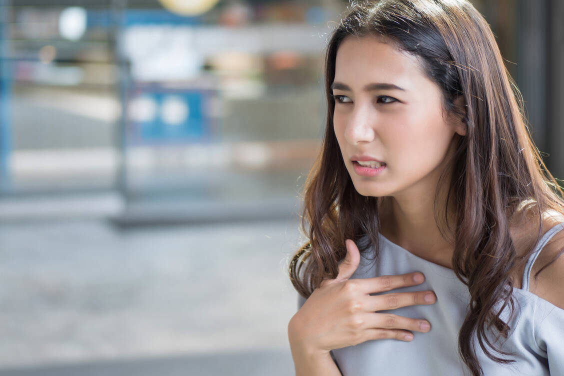 Erste Anzeichen einer Anaphylaxie können ein Kratzen im Hals, Heiserkeit und eine erschwerte Atmung sein.  / Foto: Adobe Stock/9nong