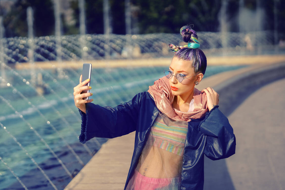 Noch schnell ein Selfie für Instagram? Die Generation Z, auch Gen Z genannt, ist mit Technologien wie dem World Wide Web und Smartphones aufgewachsen und geht daher ganz selbstverständlich mit digitalen Medien um.  / Foto: Adobe Stock/DanRentea