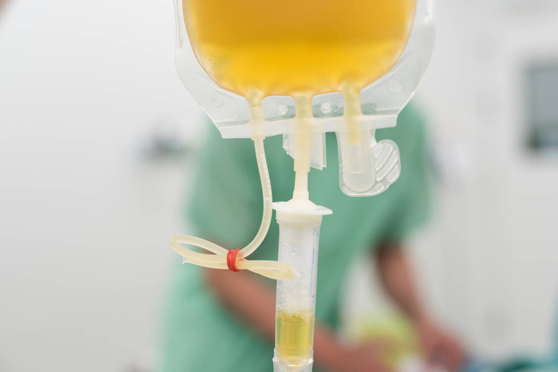 Rekonvaleszentenplasma zur Therapie von Covid-19-Patienten hat heute eine deutlich höhere Qualität als zu Beginn der Coronapandemie. / Foto: Adobe Stock/chanawit