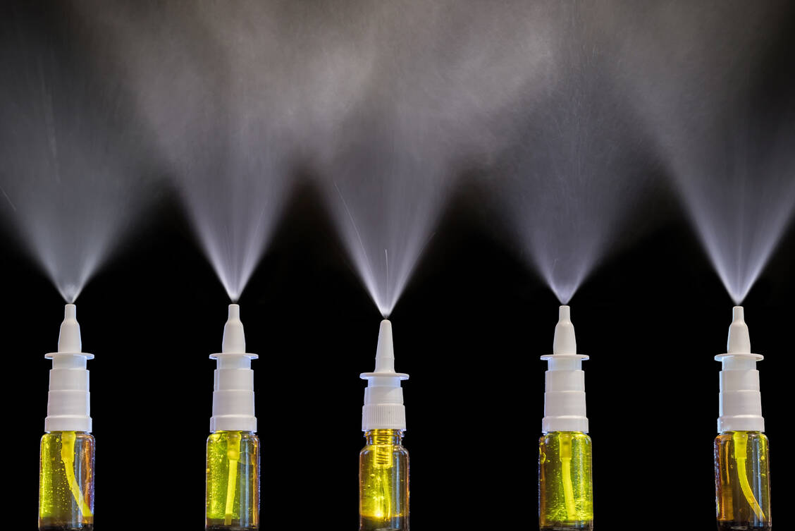 Salz- oder Meerwassersprays dürfen uneingeschränkt angewendet werden. Bei abschwellenden Sprays sind sieben Tage das Limit. / Foto: Adobe Stock/Ralf Geithe
