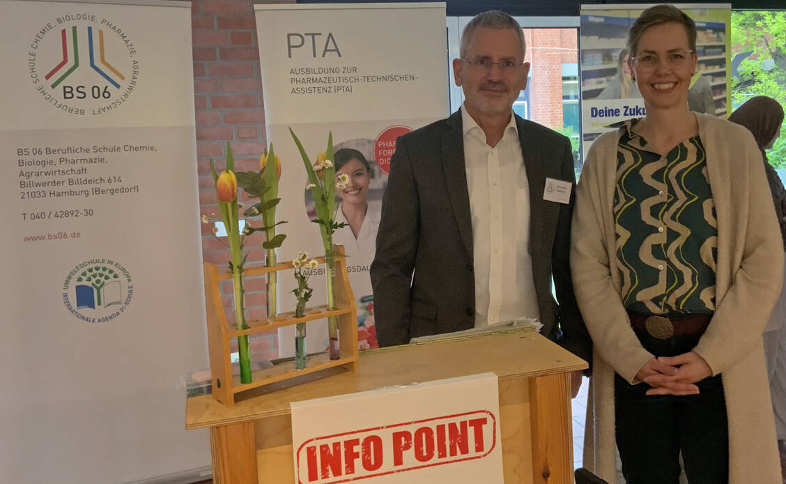 Alexander Valentien und Anne Schiekelmann halfen bei der Organisation des Berufsorientierungstags an der BS06 in Hamburg. / Foto: Christian Hoffmann