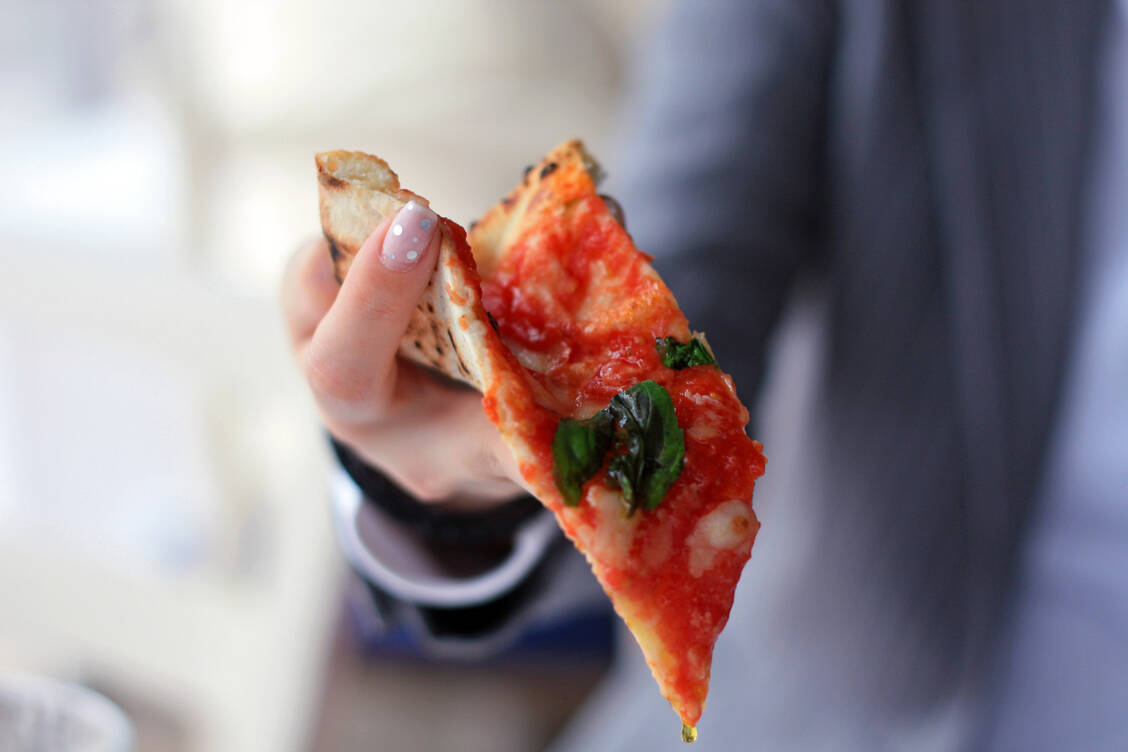 Zusammen mit frittierten Kartoffelprodukten ist es wohl hauptsächlich der Verzehr von Fertigpizza, der aktuell zur Zufuhr von Transfettsäuren beiträgt. / Foto: Getty Images/Hidehiro Kigawa