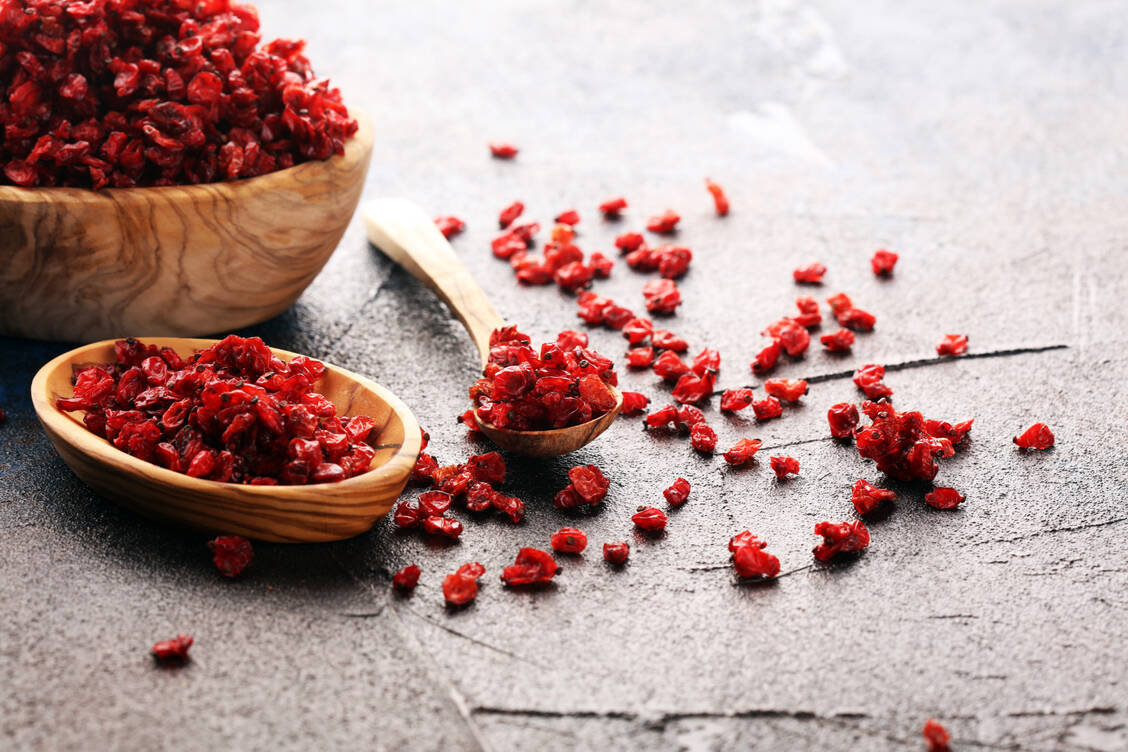 Die Beeren der Berberitze sollten richtig rot und schon etwas reif sein, wenn man sie verzehren möchte. / Foto: Adobe Stock/beats_