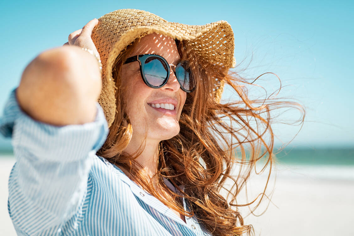 Gerade am Meer und im Schnee ist es für Groß und Klein essenziell eine geeignete Sonnenbrille zu tragen. / Foto: Adobe Stock/francescoridolfi