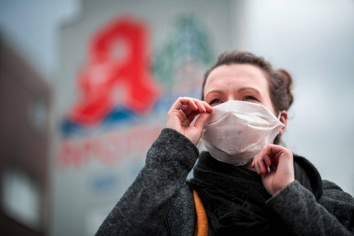 Mundschutz schützt in erster Linie gesunde Menschen vor der Ansteckung durch erkrankte.  / Foto: dpa
