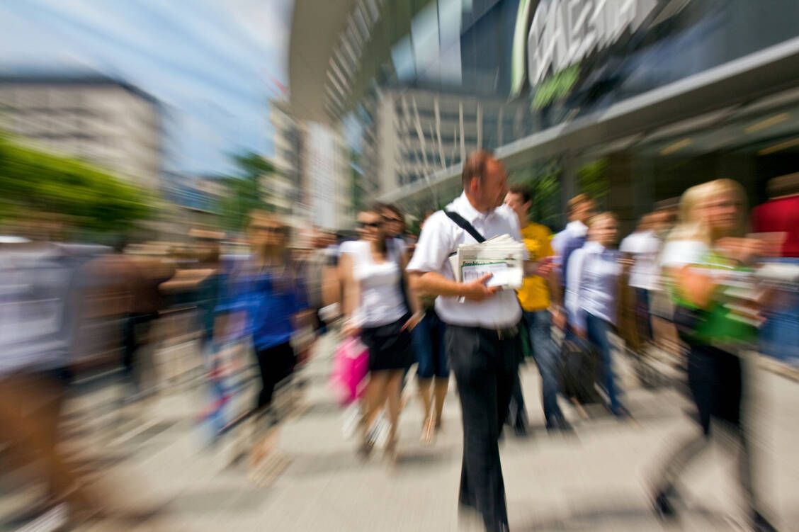 Vielen Menschen auf engem Raum – bei solchen Anlässen kann ein einziger Infizierter zum Superspreader werden und viele weitere Menschen anstecken. / Foto: Fotolia/Sindy