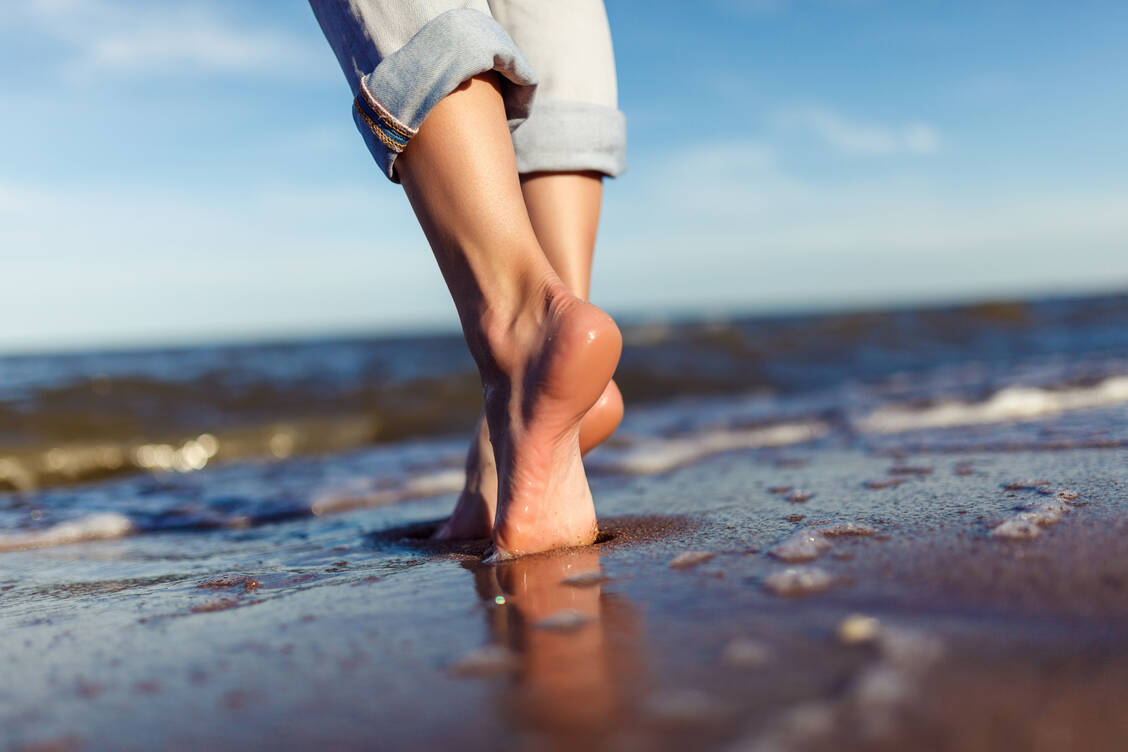 Diabetiker können heiße Sommertage genießen, wenn sie ein paar Dinge beachten. Nicht barfuß laufen gehört dazu. / © Adobe Stock/toxicoz