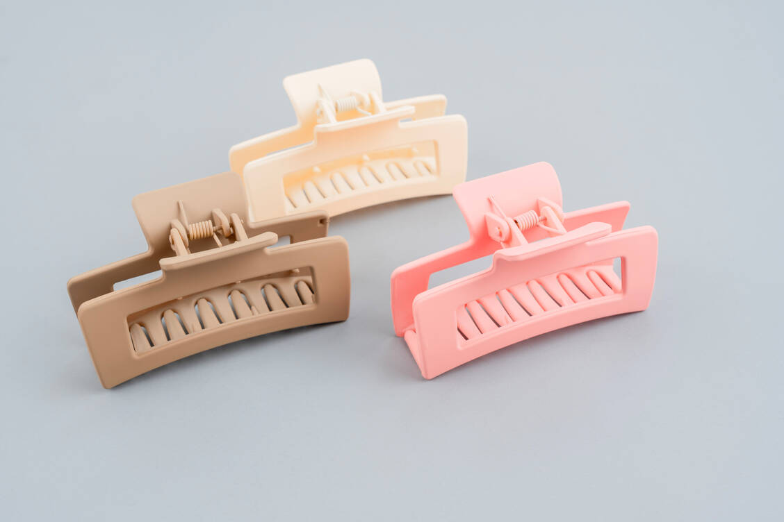 Solche Haarclips sollen – in die Augenbrauen geklemmt – bei Migränekopfschmerz helfen. / © Getty Images/Pakin Songmor