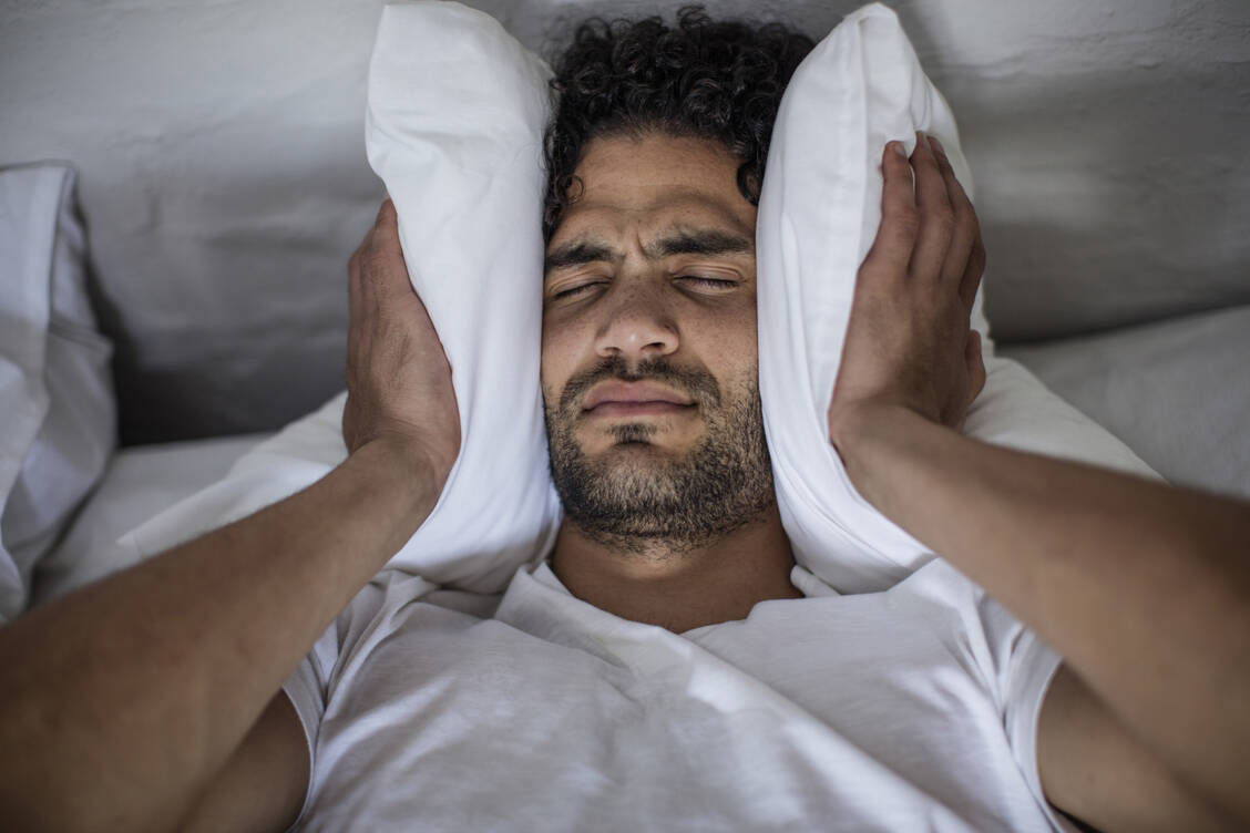 Ein pulssynchrones Ohrgeräusch macht sich besonders im Liegen im Bett, nach Sport oder Stress bemerkbar. / © Getty Images/Westend61