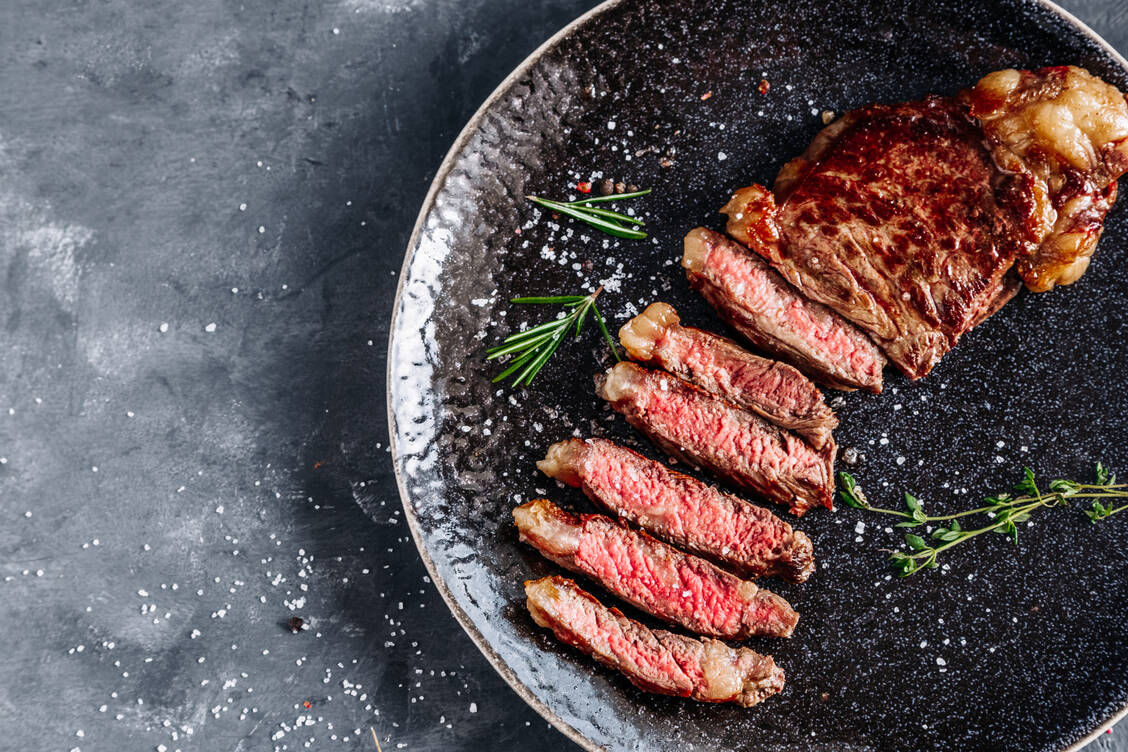 Rotes Fleisch ist für α-Gal-Sensibilisierte tabu.; α-Gal ist ein Zuckermolekül, das per Zeckenstich in den Organismus gelangt ist.  / Foto: Adobe StockAnntuan
