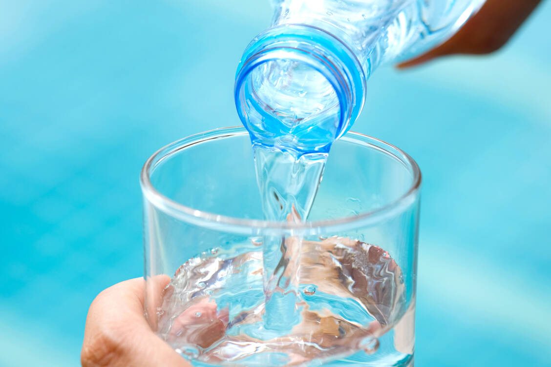 Wasser bleibt – richtig gelagert – vor allem in Glasflaschen fast unbegrenzt haltbar – weit über das Mindesthaltbarkeitsdatum hinaus. / © Getty Images/Ake Ngiamsanguan
