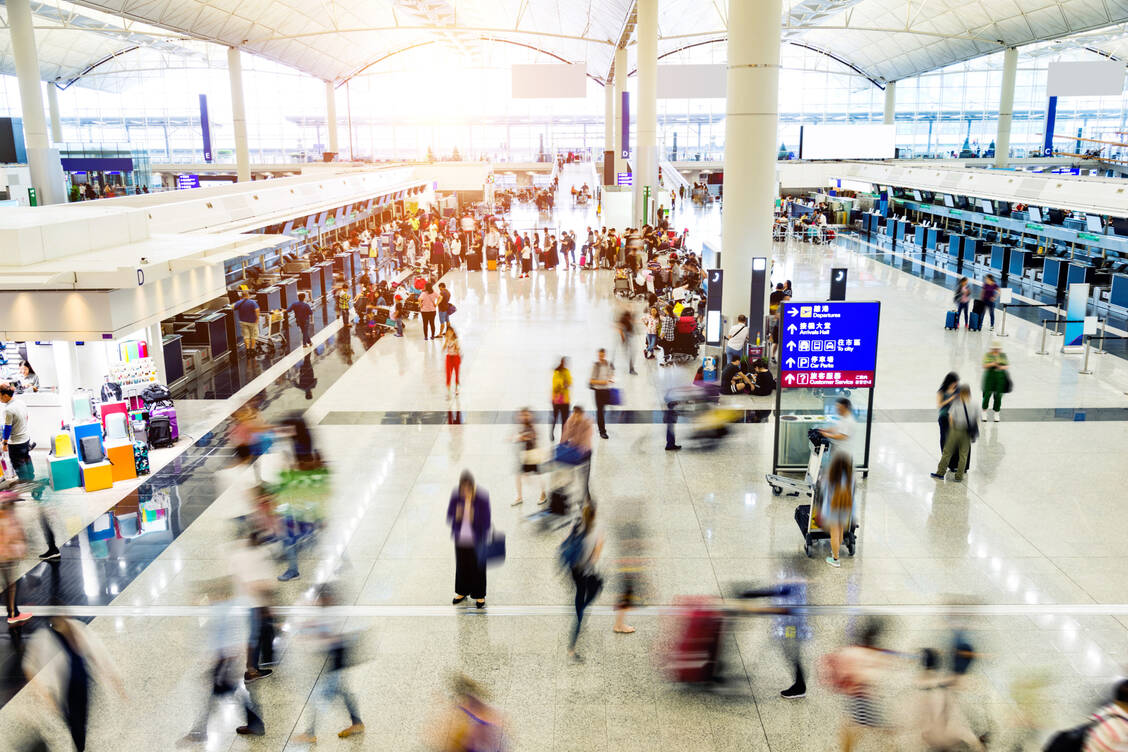 Dass entsprechende Mücken im Frachtraum mitfliegen und einen Menschen in Deutschland am Flughafen mit Malaria infizieren, ist ein sehr seltener Übertragungsweg. / © Getty Images/baona