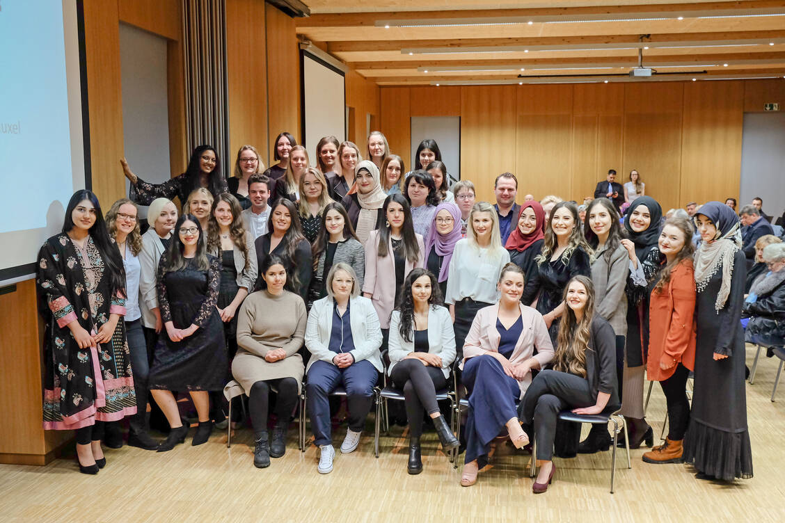Freuten sich über ihre Abschlusszeugnisse: die Absolventen der PTA-Schule Castrop-Rauxel / Foto: privat