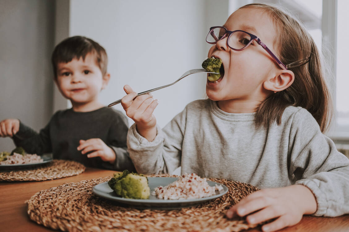 Eine pflanzenbetonte Kost ist gesund, auch für Kinder. / Foto: Getty Images/Yulia Grossman