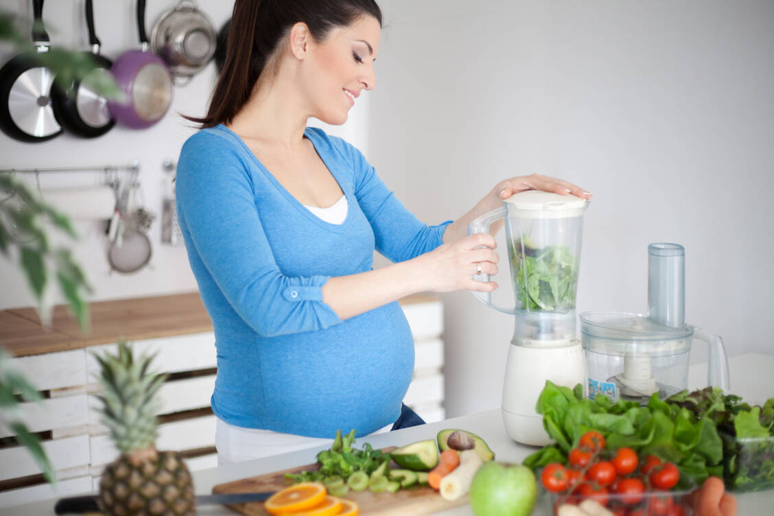 Die Ernährung in der Schwangerschaft prägt die Gesundheit des Kindes im späteren Leben. / © Getty Images/M_a_y_a