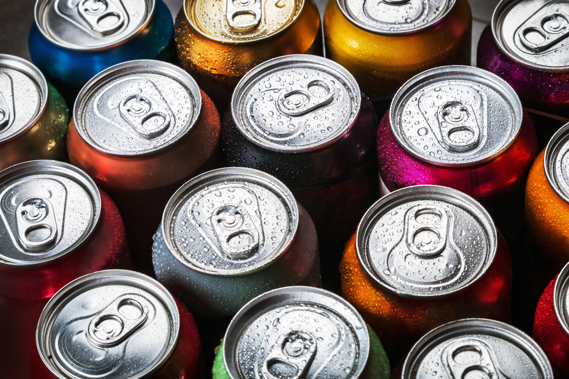 Da kommt manchmal was zusammen: Bei bestimmten Gelegenheiten wie in der Disko, bei Sport- oder Musikevents wird deutlich mehr als die empfohlene eine Dose pro Person getrunken.   / Foto: ©OlegDoroshin - stock.adobe.com