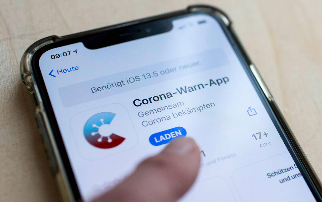 Auch im Ausland im Urlaub soll die App benutzt werden können, die Apps der verschiedenen EU-Staaten die Informationen untereinander austauschen. / Foto: imago images/photothek