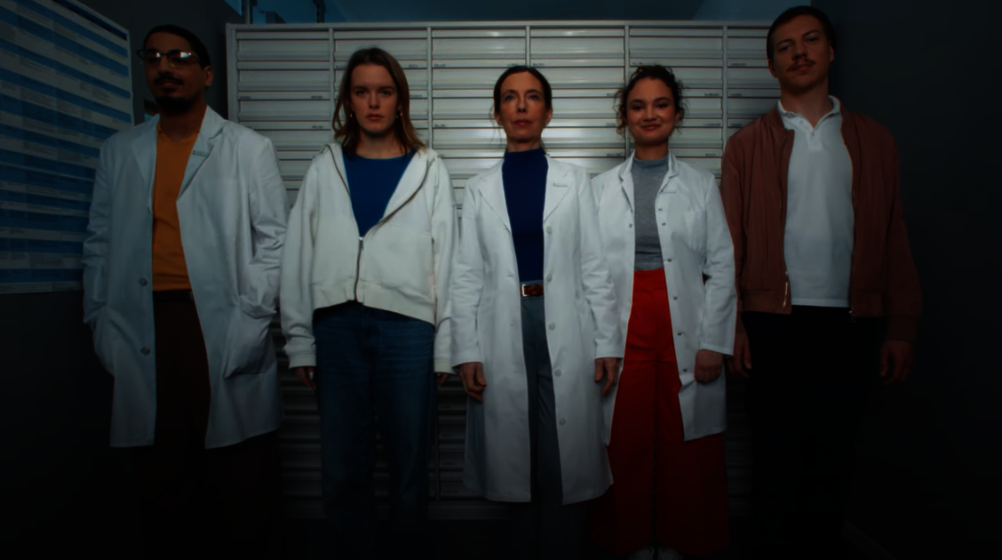 Paula (zweite von rechts) und das Team der »Lotus-Apotheke« / Foto: Screenshot YouTube