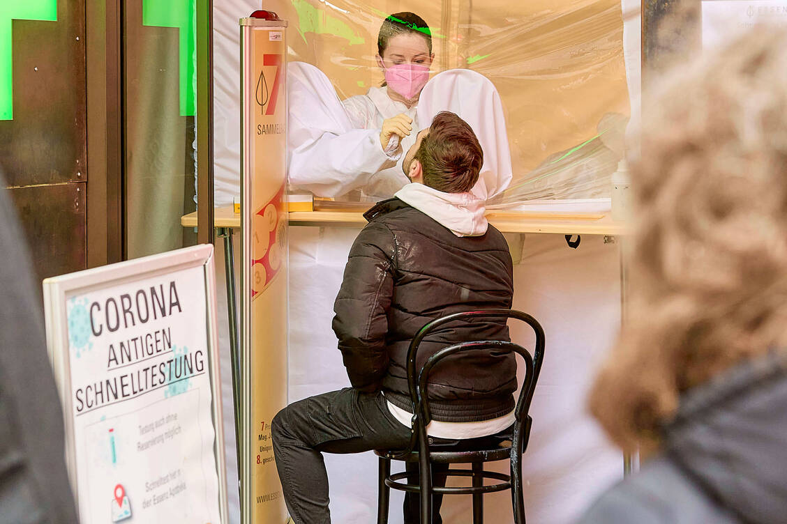 Für gewöhnlich große Schlangen vor den Apotheken-betriebenen Coronatestzentren: Wie die Terminvergabe im Vorfeld gelingt, erklärten Experten beim 1. PTA-Forum-Webcast. / Foto: imago images/photonews.at