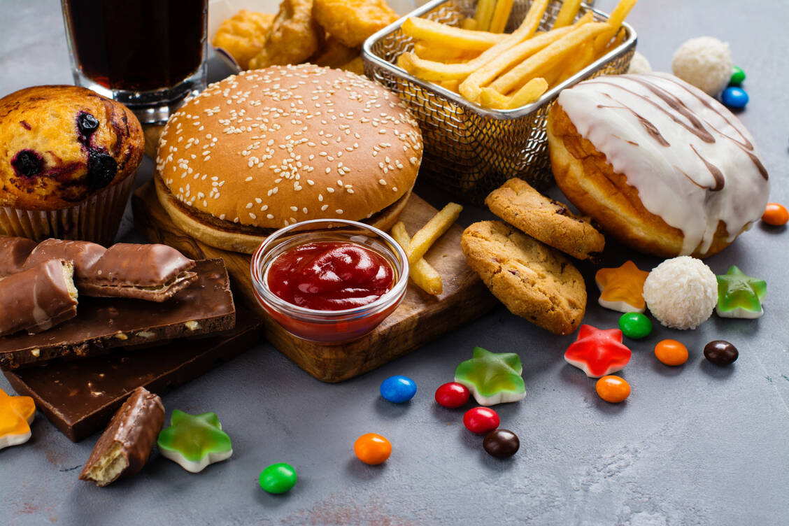 Ungesundes Essen in Kombination mit zu wenig Bewegung ist die Ursache der nicht-alkoholischen Fettlebererkrankung. / Foto: Adobe Stock/happy_lark