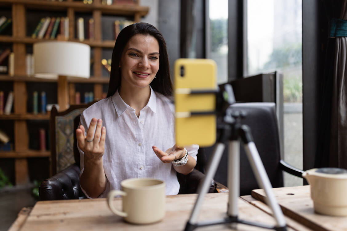 Viele Influencer machen die eigene Krankheitsgeschichte und medizinische Informationen im Netz zum Thema. Das kann für andere Betroffene hilfreich sein, birgt aber auch Gefahren. / Foto: Adobe Stock/Алина Бузунова